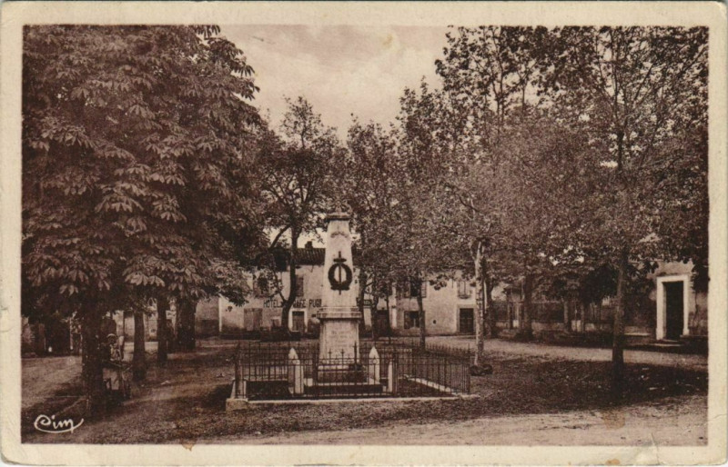 Carte postale ancienne Servies Place et Monument aux Morts à Serviès