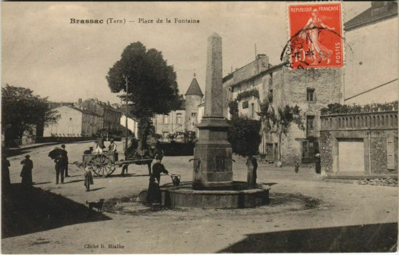 Carte postale ancienne Brassac Place de la Fontaine à Brassac