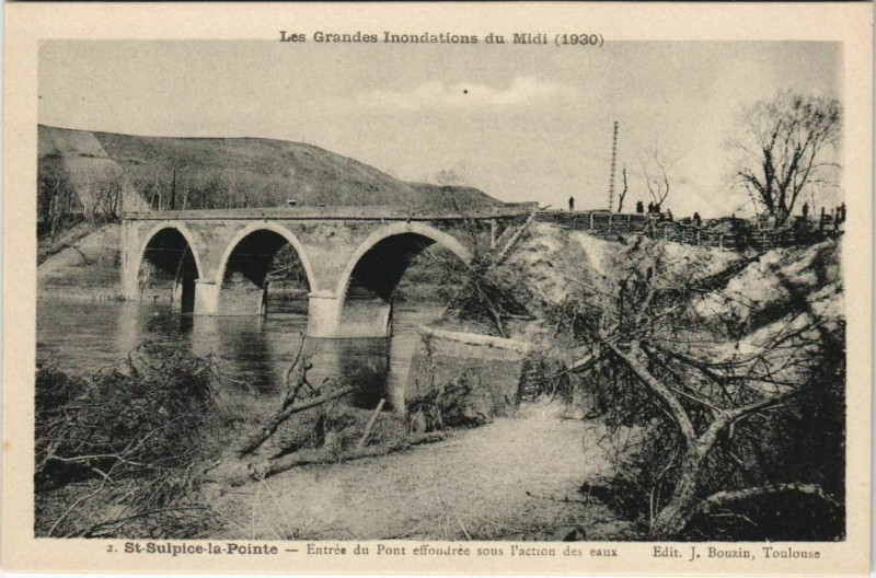 Carte postale ancienne Saint-Sulpice-la-Pointe Inondations de Midi 1930 - Entree du Pont à Saint-Sulpice-la-Pointe