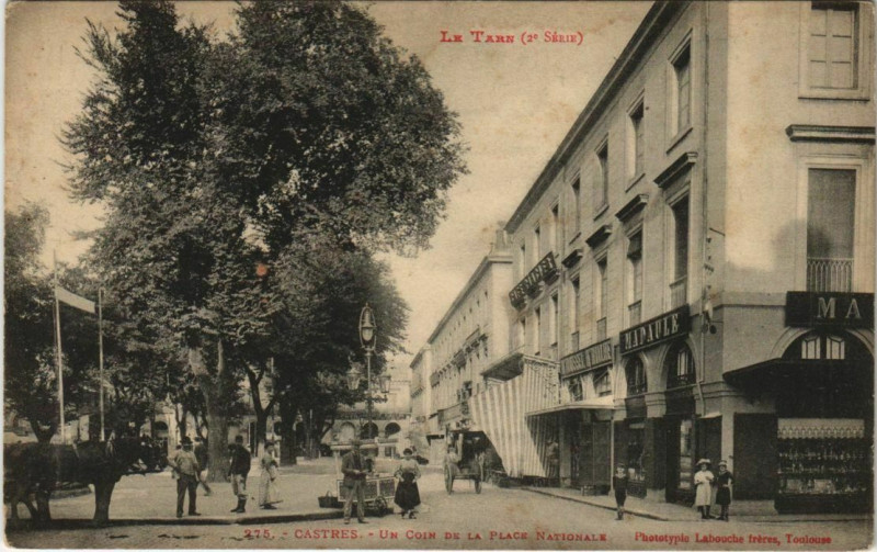 Carte postale ancienne Castres Un Coin de la Place Nationale à Castres