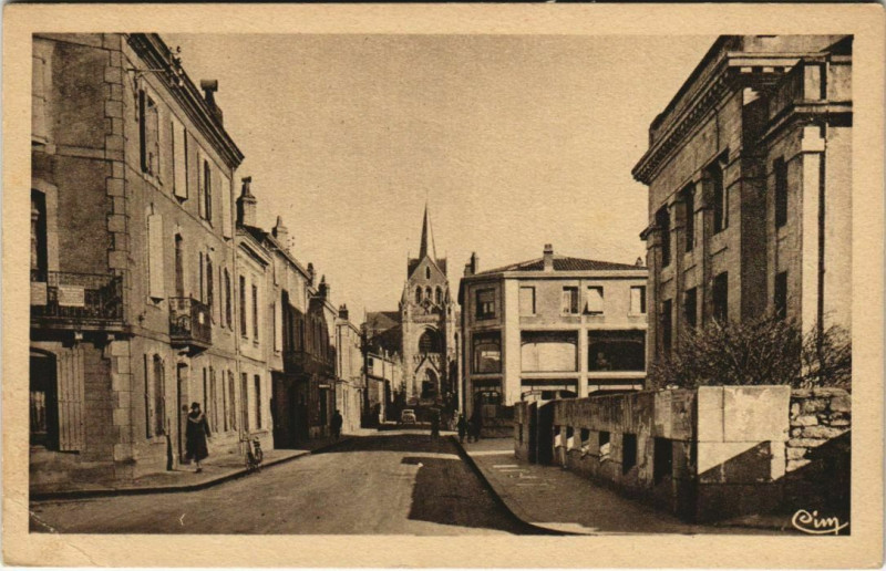 Carte postale ancienne Mazamet Le Theatre et l'Eglise Notre-Dame à Mazamet