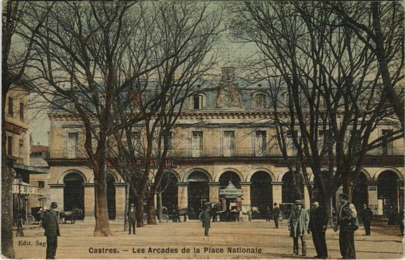 Carte postale ancienne Castres Les Arcades de la Place Nationale à Castres