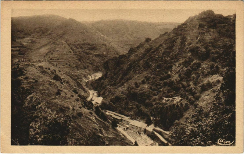 Carte postale ancienne Mazamet Route des Usines dans la Jorge à Mazamet