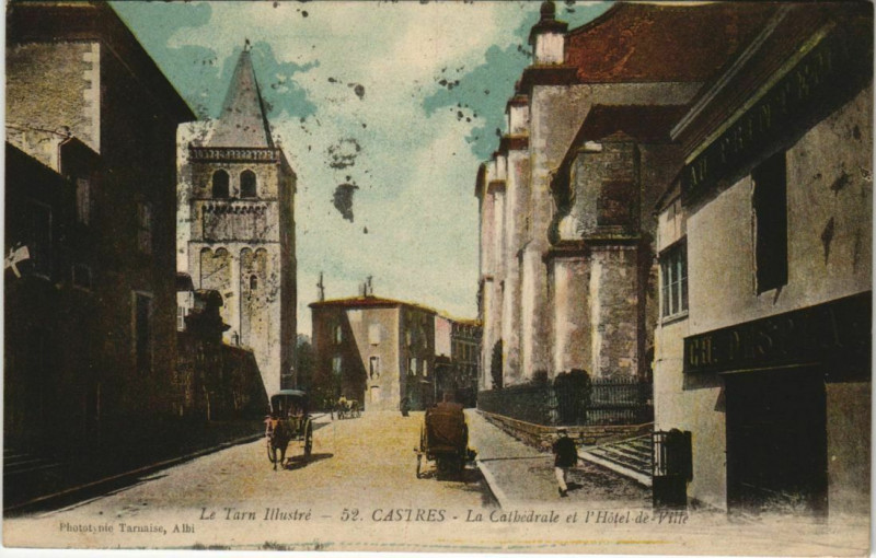 Carte postale ancienne Castres La Cathedrale et l'Hotel-de-Ville à Castres