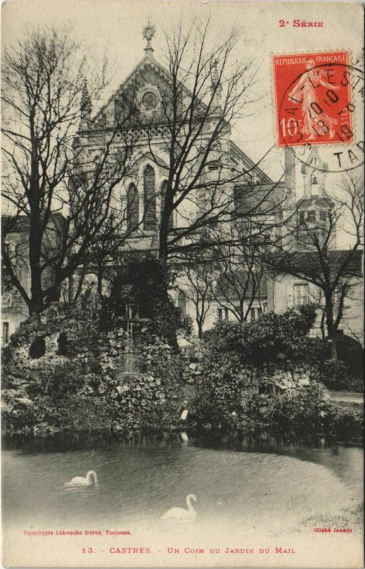 Carte postale ancienne Castres Un Coin du Jardin du Mail à Castres