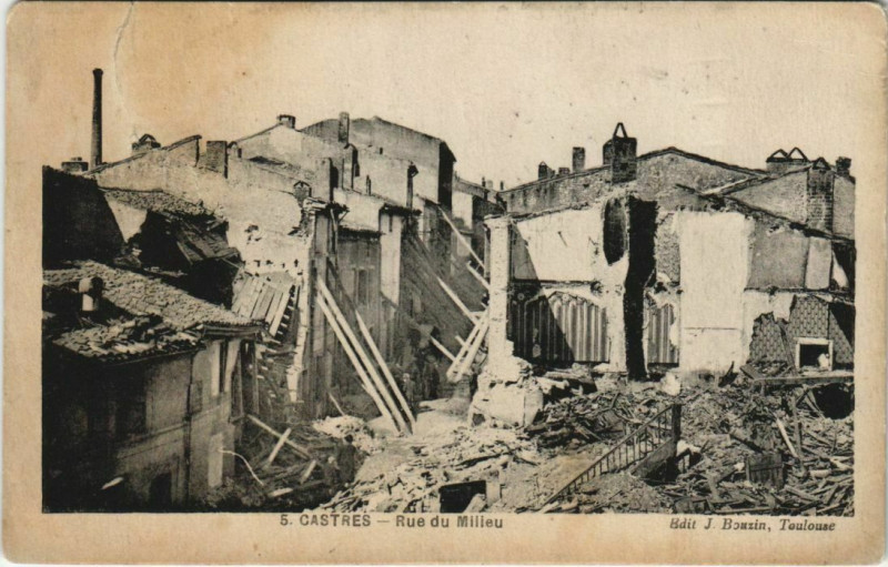 Carte postale ancienne Castres Rue du Milieu - Ruines à Castres