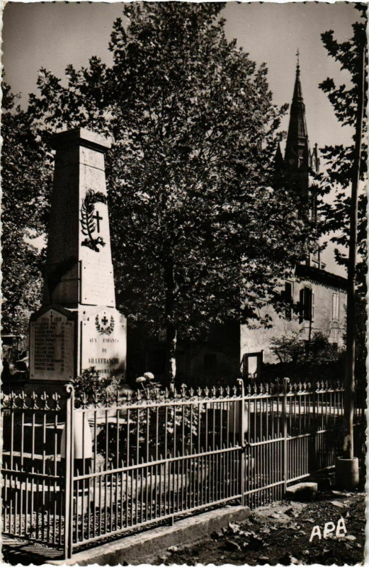 Carte postale ancienne Le Monument aux Morts et le Clocher à Villefranche-d'Albigeois