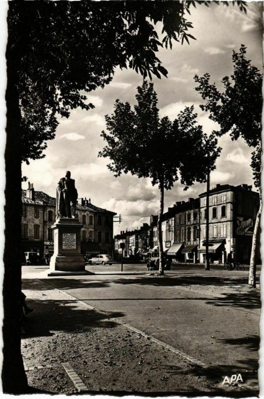 Carte postale ancienne Gaillac Place de la Liberation France à Gaillac