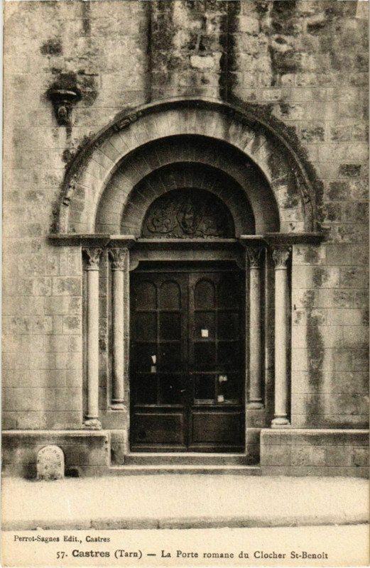 Carte postale ancienne Castres La Porte romane du Clocher St.Benoit France à Castres