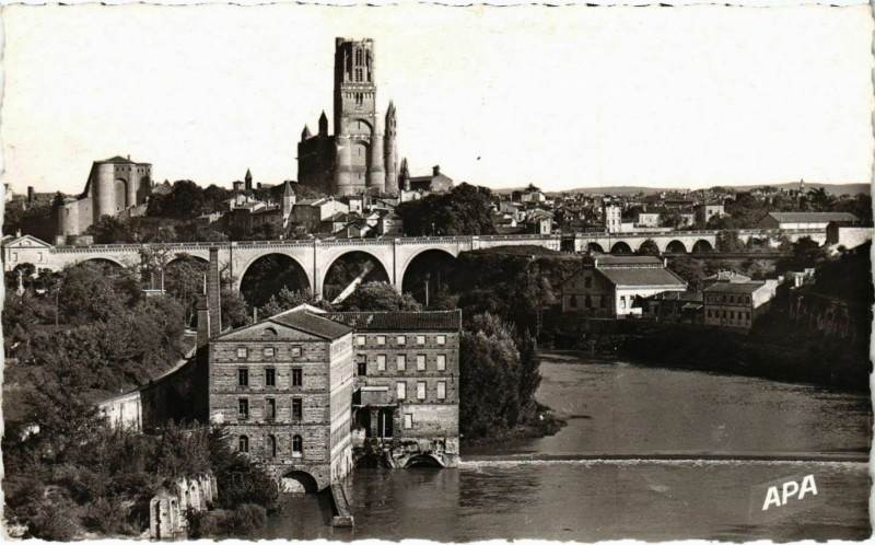 Carte postale ancienne Albi Les Bords du Tarn a Gardes France à Albi