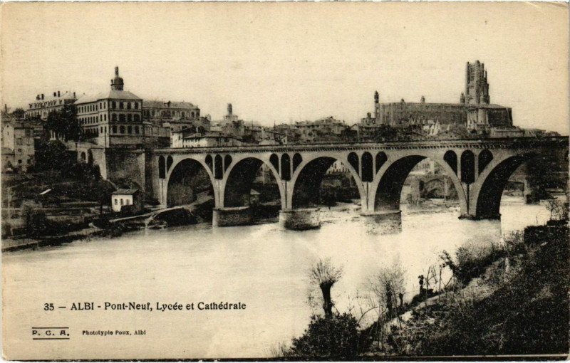 Carte postale ancienne Albi Pont Neuf, Lycee et Cathedrale France à Albi