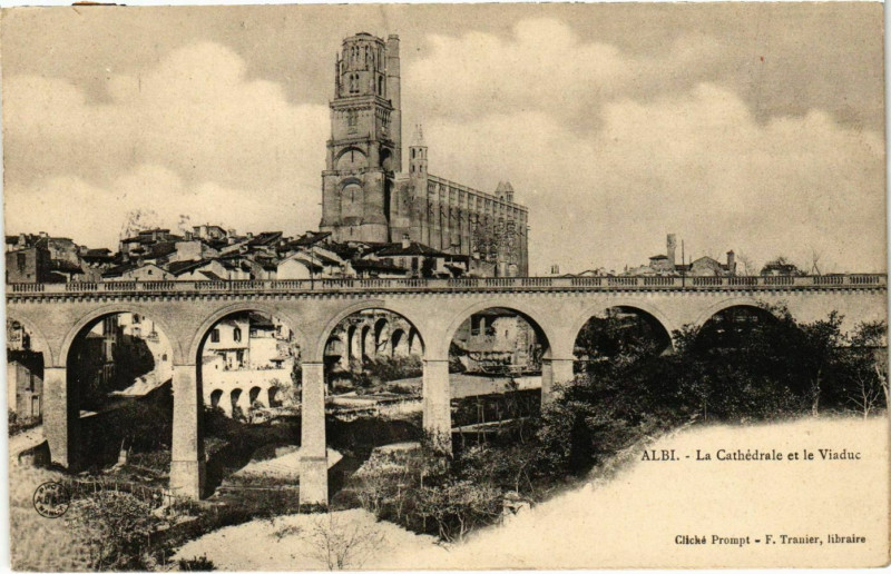 Carte postale ancienne Albi La Cathedrale et le Viaduc France à Albi
