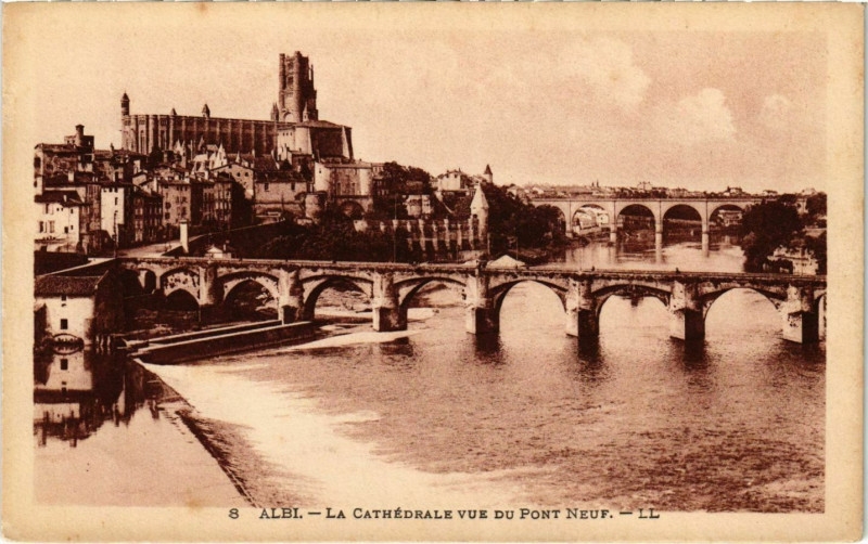 Carte postale ancienne Albi La Cathedrale vue du Pont-Neuf France à Albi