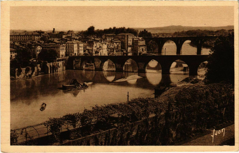 Carte postale ancienne Albi Le Pont Vieux et le Pont Neuf France à Albi