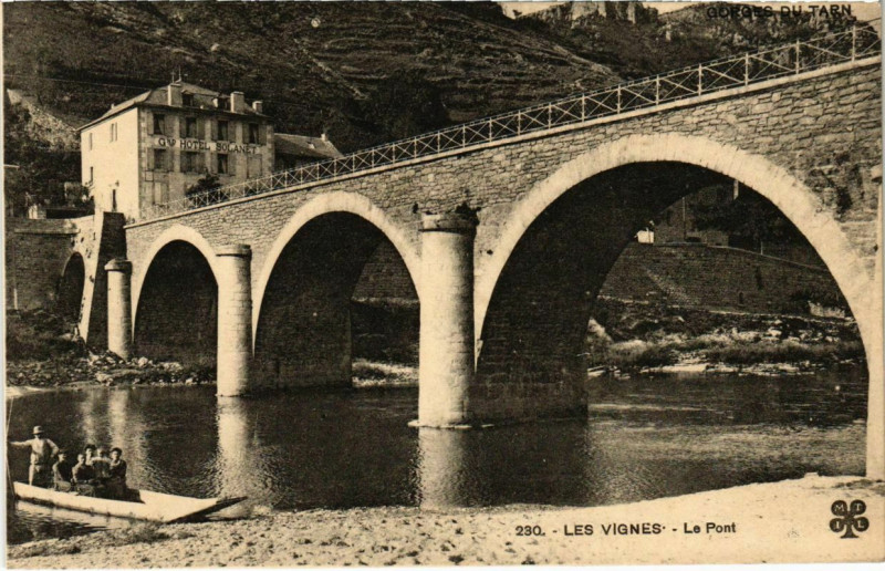 Carte postale ancienne Les Vignes - Le Pont