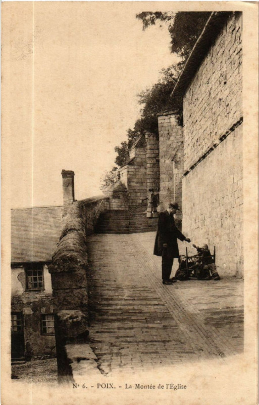 Carte postale ancienne Poix - La Montée de l'Eglise