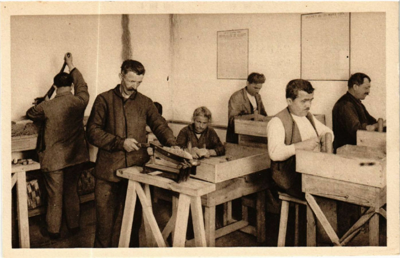 Carte postale ancienne Mines de Carmaux - Atelier de Brosserie à Carmaux