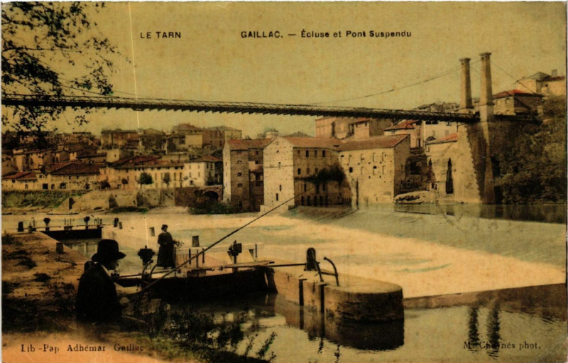 Carte postale ancienne Gaillac - Ecluse et Pont Suspendu à Gaillac
