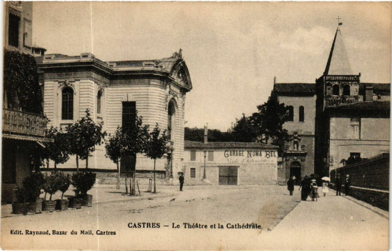 Carte postale ancienne Castres - Le Theatre et la Cathédrale à Castres