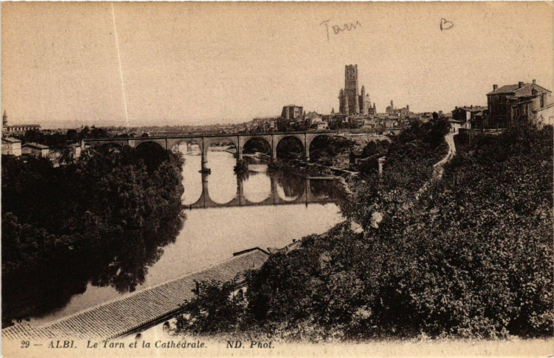 Carte postale ancienne Albi - Le Tarn et la Cathédrale à Albi