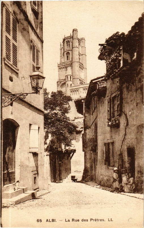 Carte postale ancienne Albi - La Rue des Pretres à Albi