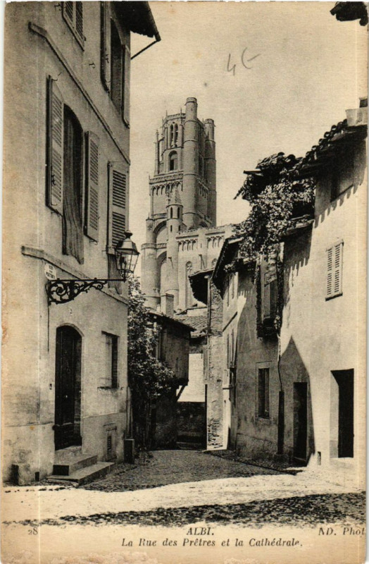 Carte postale ancienne Albi - La Rue de Pretres et la Cathédrale à Albi