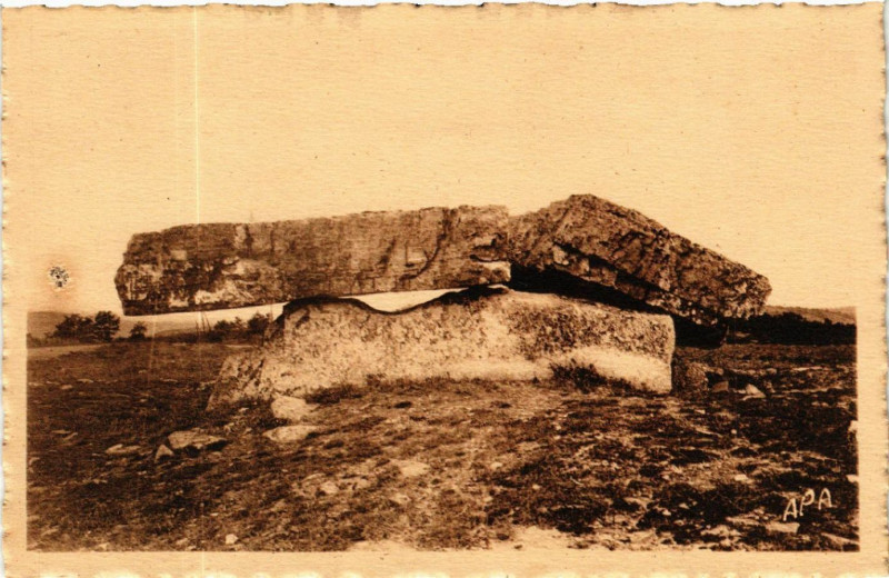 Carte postale ancienne Vaour - Le Dolmen à Vaour