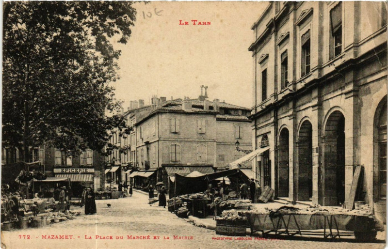 Carte postale ancienne Mazamet - La Place du Marché à Mazamet