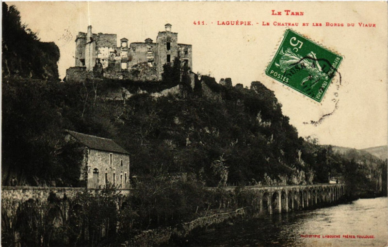Carte postale ancienne Laguepie - Le Chateau et les Bords du Viaur
