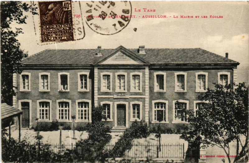Carte postale ancienne Aussillon - La Mairie et les Ecoles à Aussillon