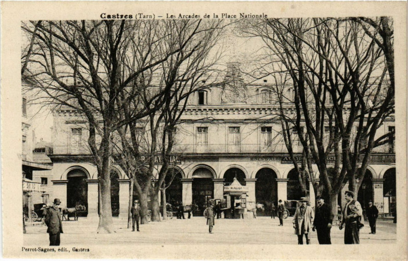 Carte postale ancienne Castres - Le Acades de la Place Nationale à Castres