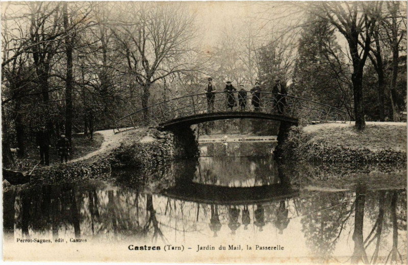 Carte postale ancienne Castres - Jardin du Mail la Passerelle à Castres