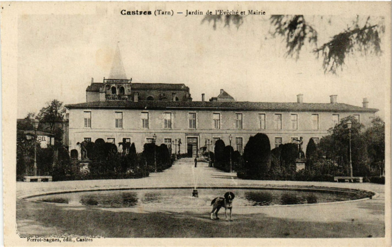 Carte postale ancienne Castres - Jardin de l'Eveche et Mairie à Castres