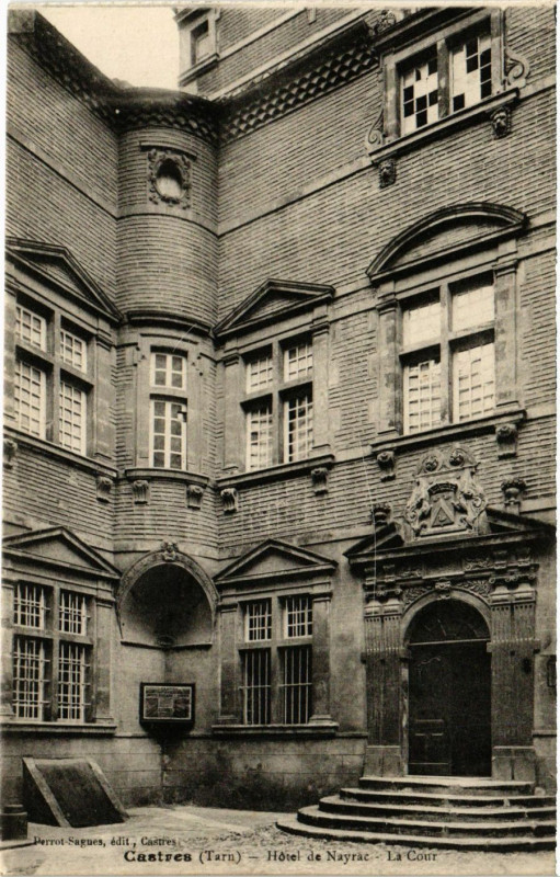 Carte postale ancienne Castres - Hotel de Nayrac - La Cour à Castres