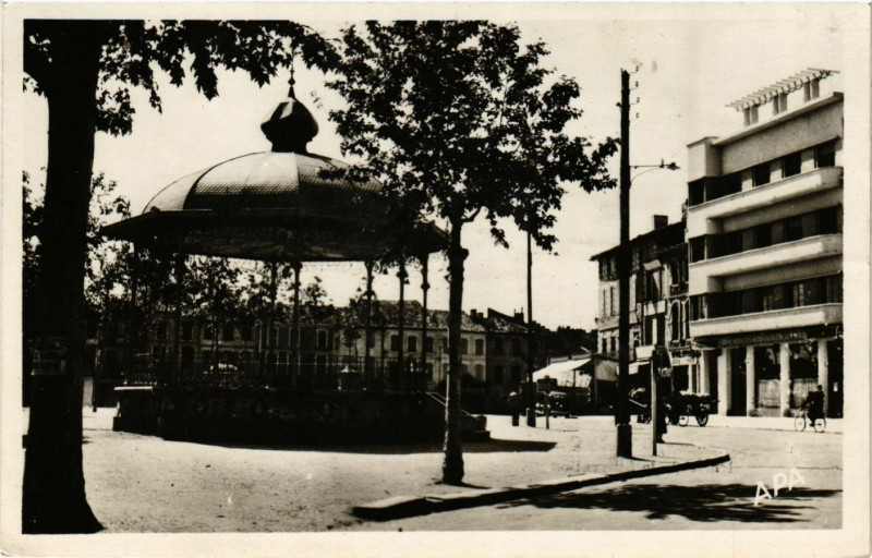 Carte postale ancienne Gaillac Place de la Liberation à Gaillac
