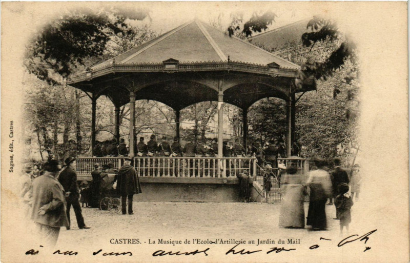 Carte postale ancienne Castres - La Musique de l'Ecole d'Artillerie au Jardin du Mail à Castres