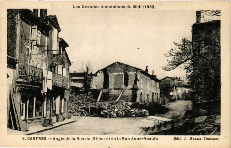Carte postale ancienne Castres - Angle de la Rue du Milieu et de la Rue Anne-Veaute à Castres