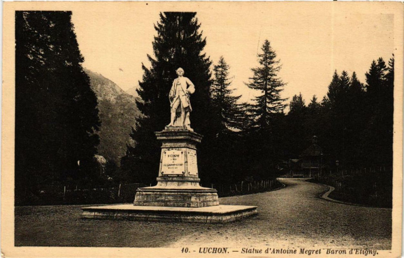 Carte postale ancienne Luchon Statue d'Antoine Megret Baron d'Etigny