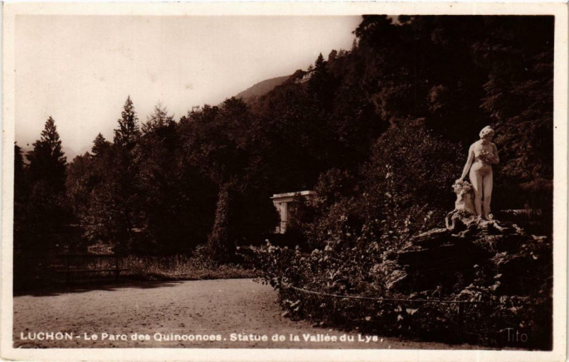 Carte postale ancienne Luchon Le Paro des Quinconces - Statue de la Vallée du Lys