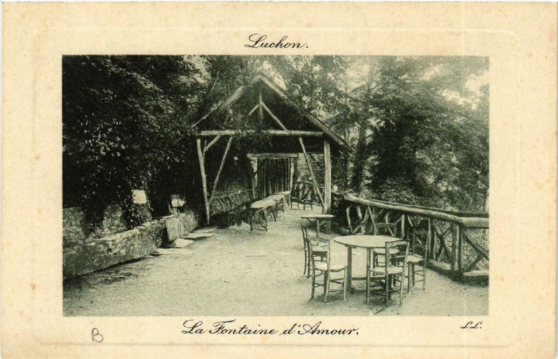 Carte postale ancienne Luchon La Fontaine d'Amour