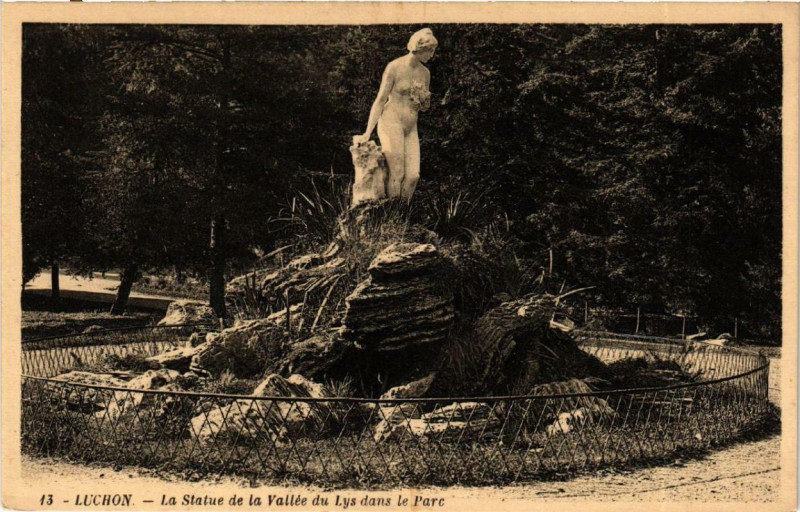 Carte postale ancienne Luchon La Statue de la Vallée du Lys dans le Parc