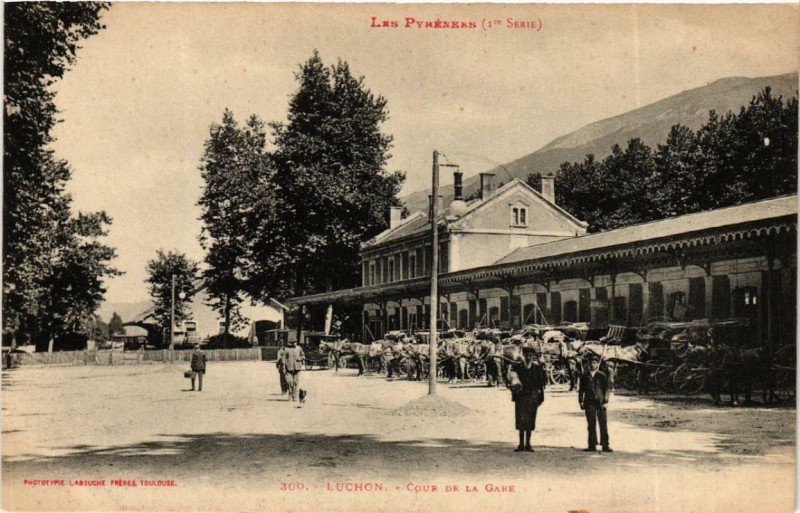 Carte postale ancienne Luchon Cour de la Gare