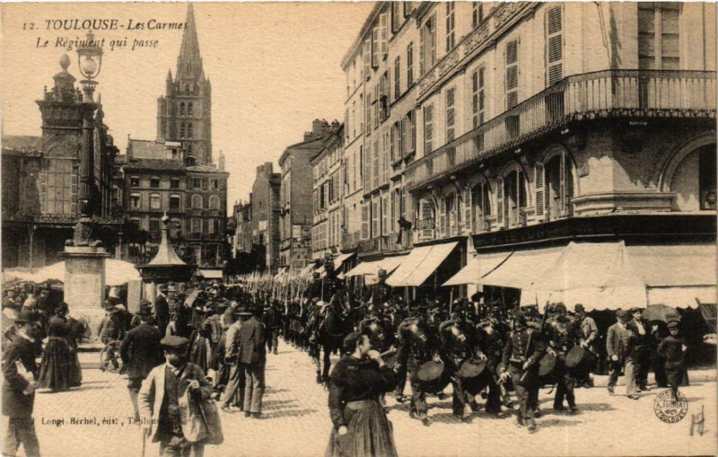 Carte postale ancienne Toulouse Les Carmes Le Regiment qui passe à Toulouse