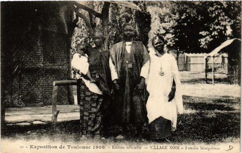 Carte postale ancienne Expo de Toulouse 1908 Village Noir Famille Senegalaise à Toulouse