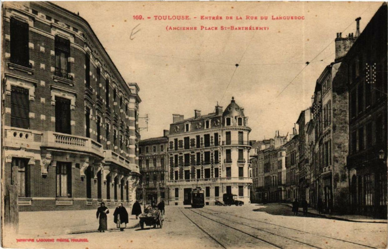 Carte postale ancienne Toulouse Entrée de la Rue du Languedoc à Toulouse