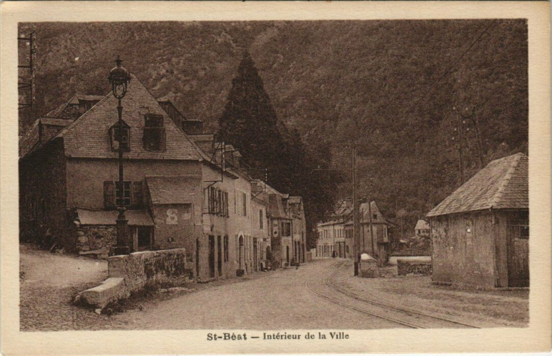 Carte postale ancienne Saint-Beat - Intérieur de la Ville