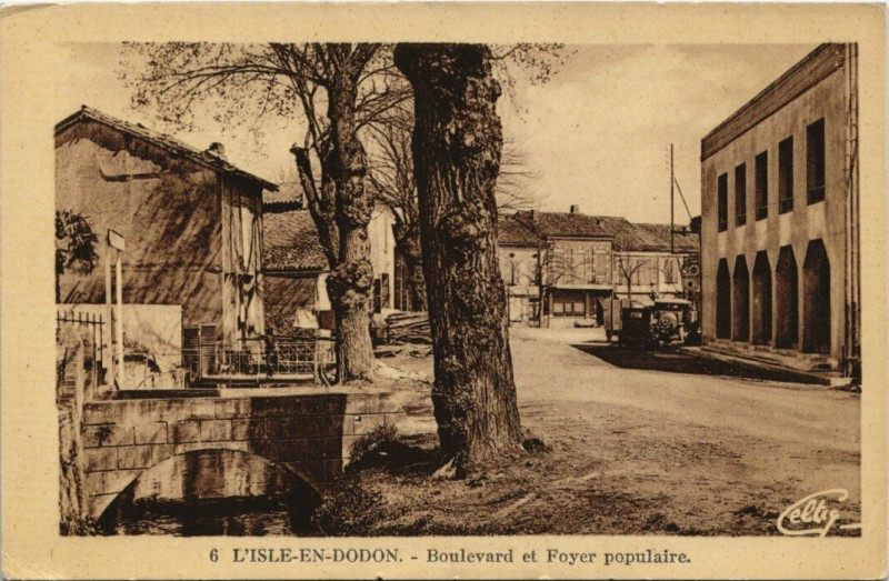Carte postale ancienne L'Isle-en-Dodon - Boulevard et Foyer populaire à L'Isle-en-Dodon