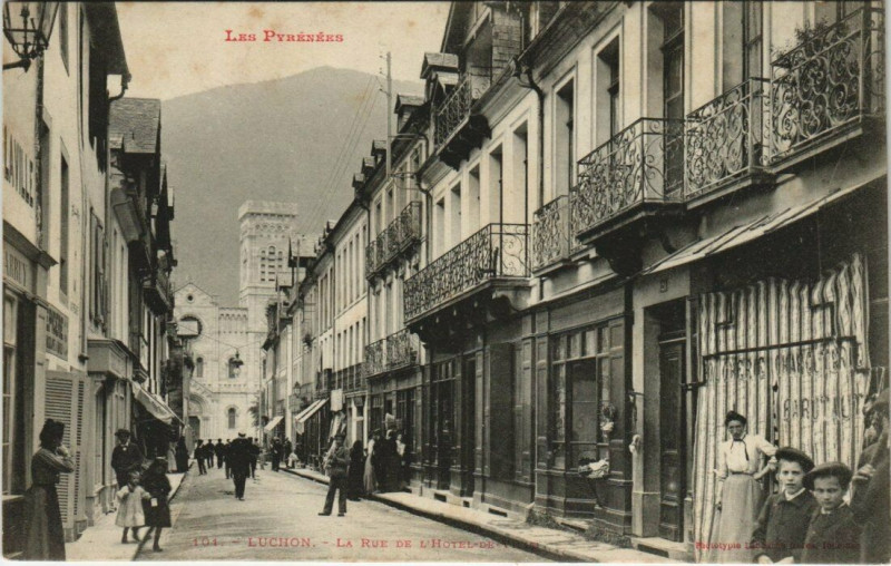 Carte postale ancienne Luchon - La Rue de L'Hotel