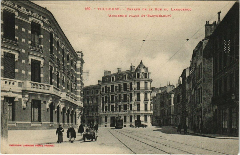 Carte postale ancienne Toulouse - Entrée de la Rue du Languedoc à Toulouse