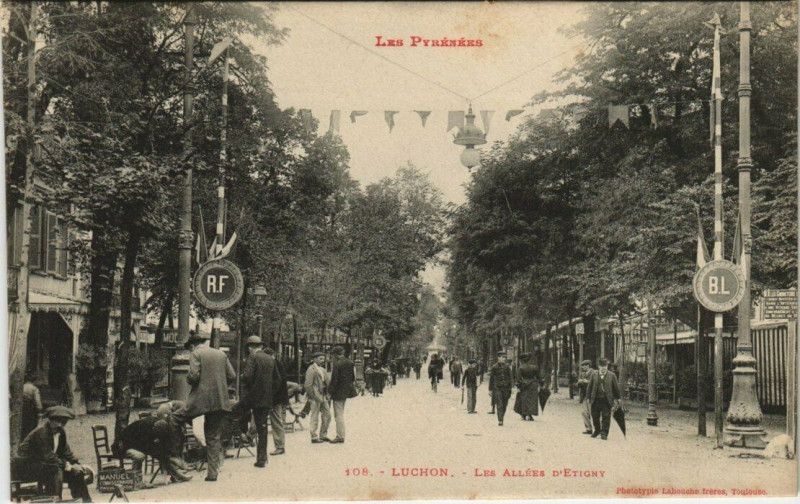 Carte postale ancienne Luchon - Les Allées D'Etigny